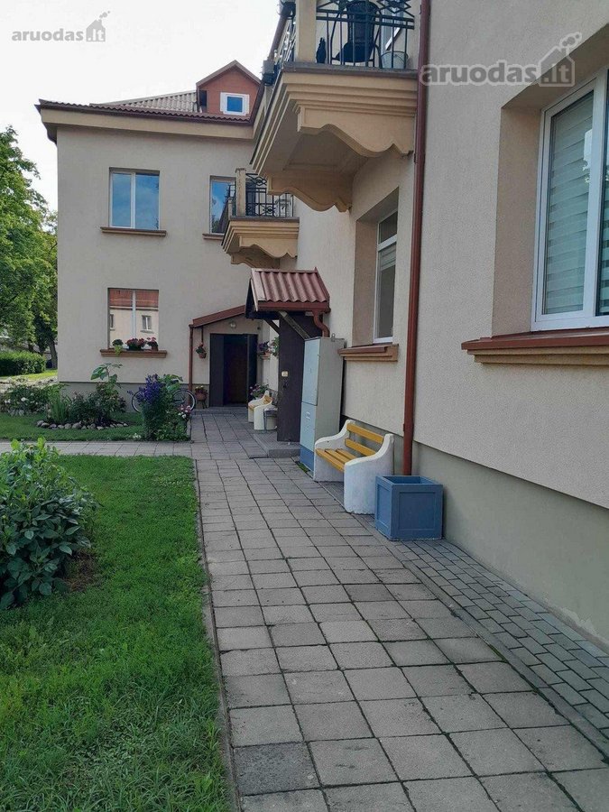 Namas randasi pačiame miesto centre.