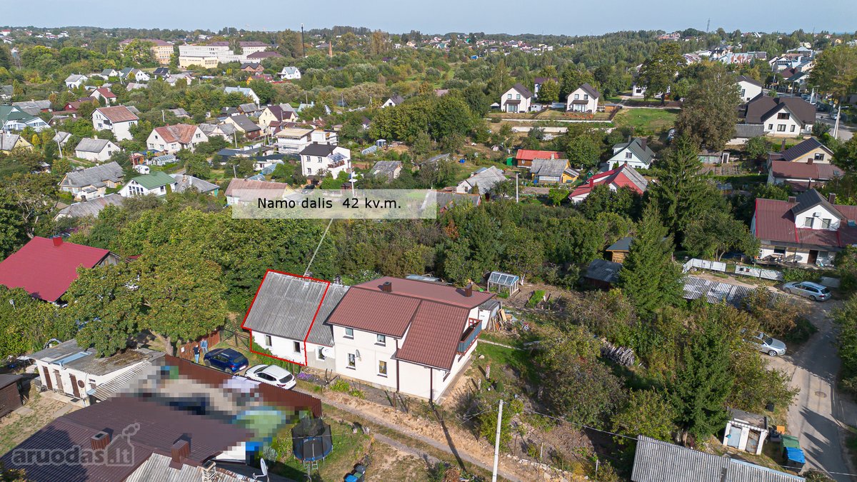Parduodama namo dalis su sklypu, ramioje