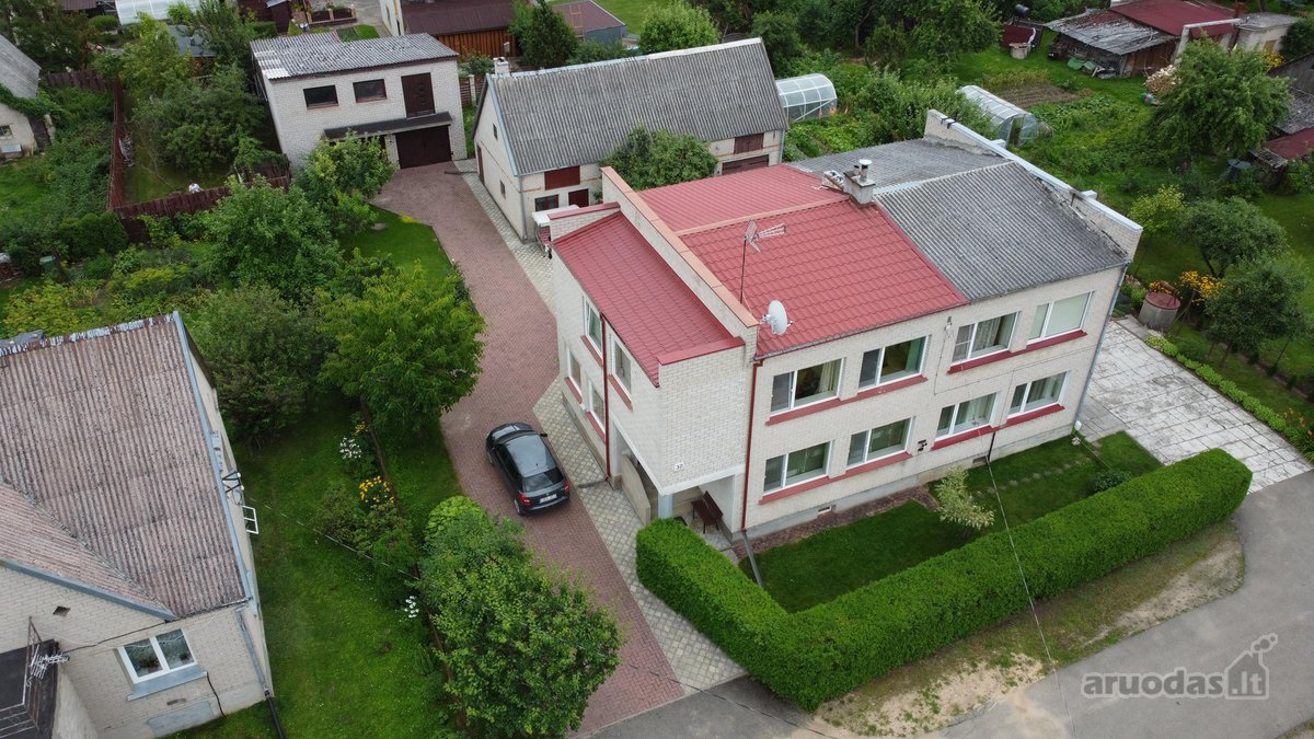 Rami vieta (akligatvis). Priešais turgus,