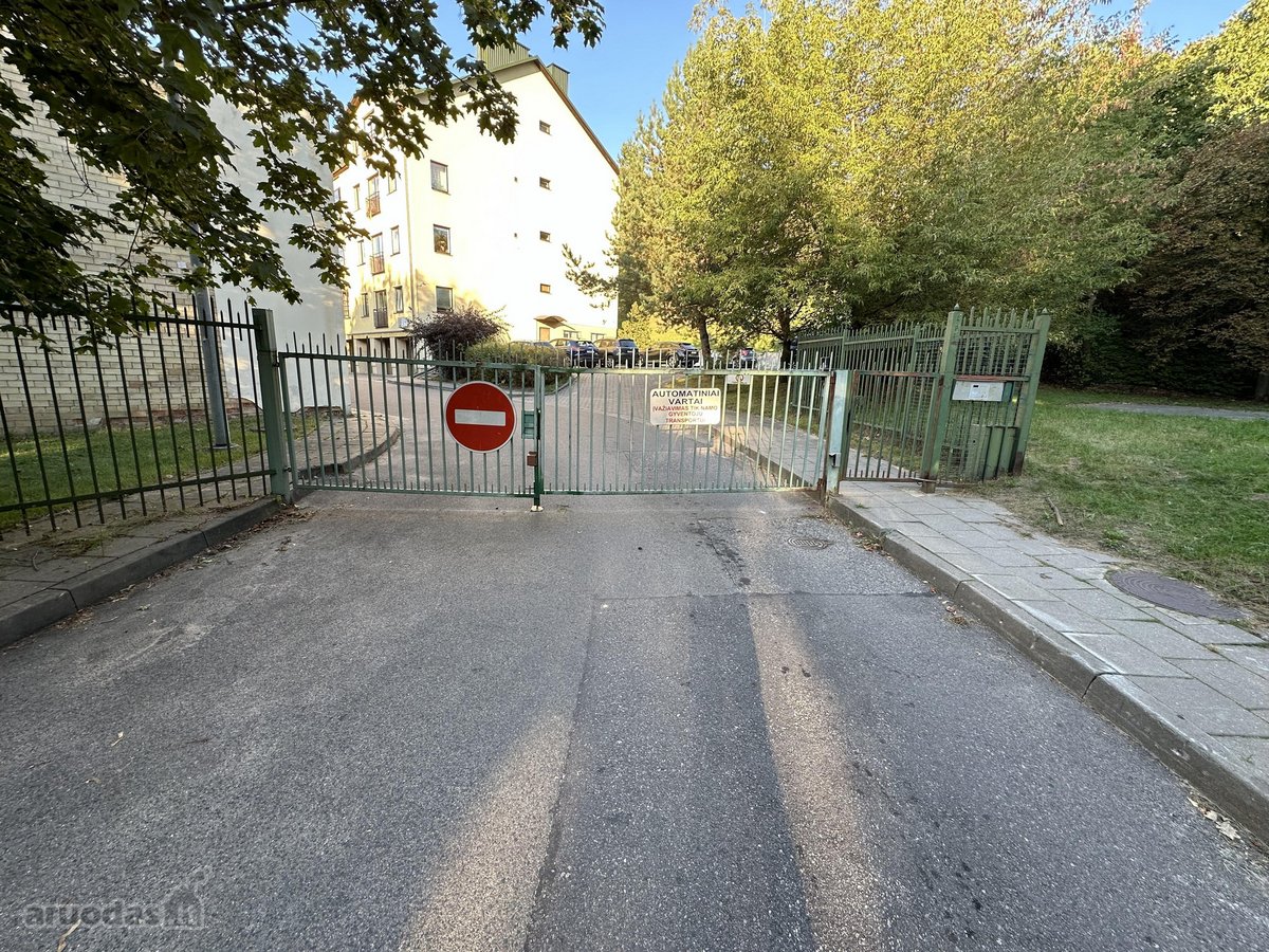 Nuomojamas erdvus 36 m² garažas uždaroje,
