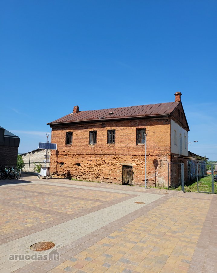 Dvasingas istorinis raudonų plytų pastatas