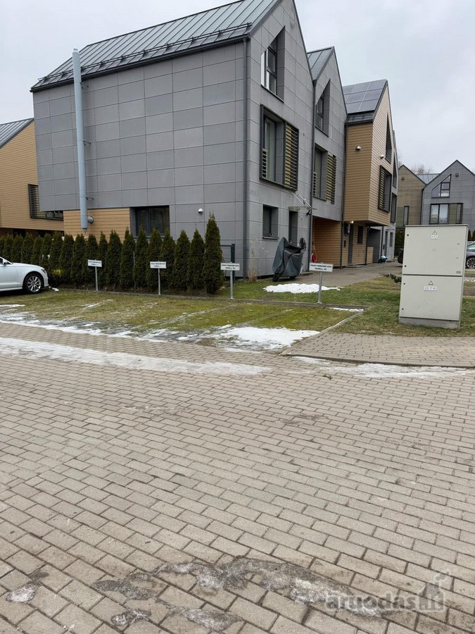Patogi parkavimo vieta Hilltown kvartale!