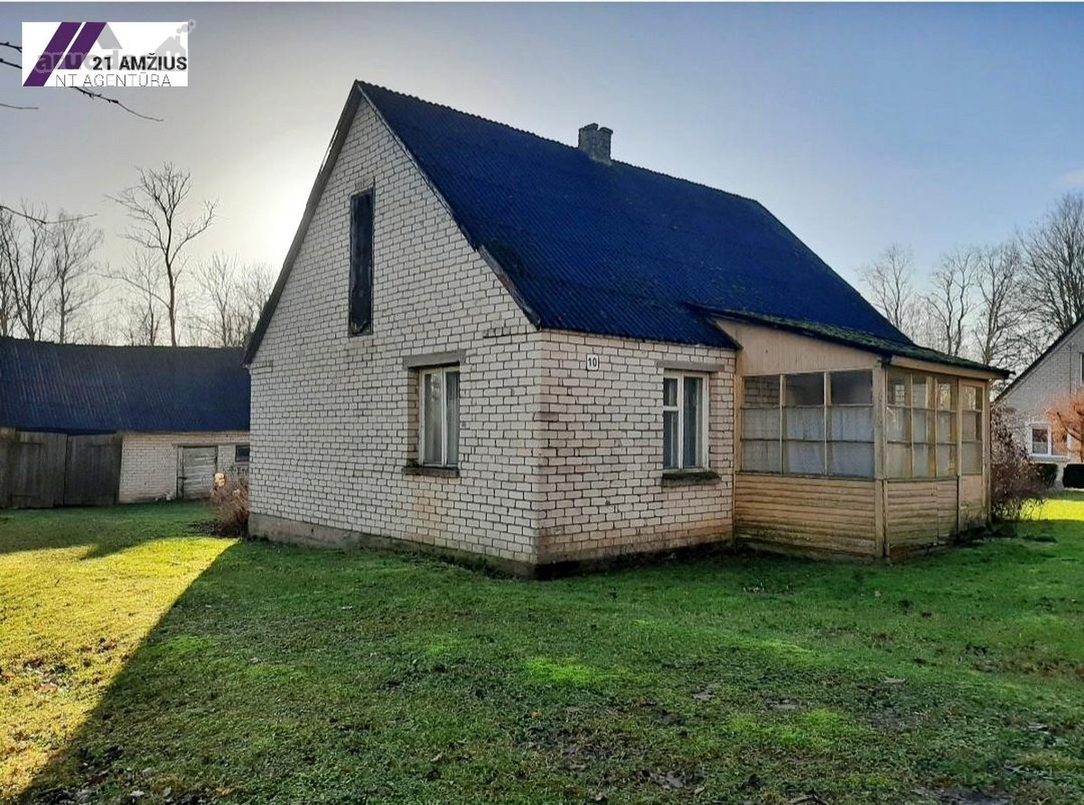 Parduodama sodyba Pakruojo r., Trivalakių k. 10.