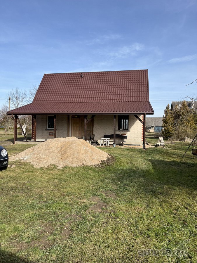 Parduodamas erdvus dviejų aukštų namas