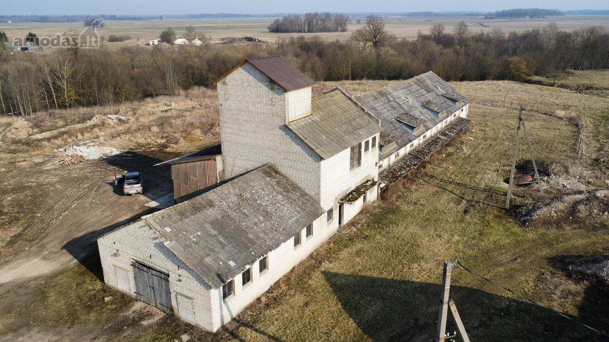 Veikiantis grūdų sandėlys vos už 3km nuo