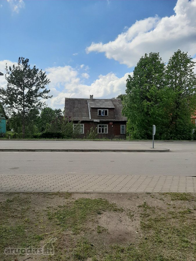 Sklypas miestelio centre, namų valdos plotas