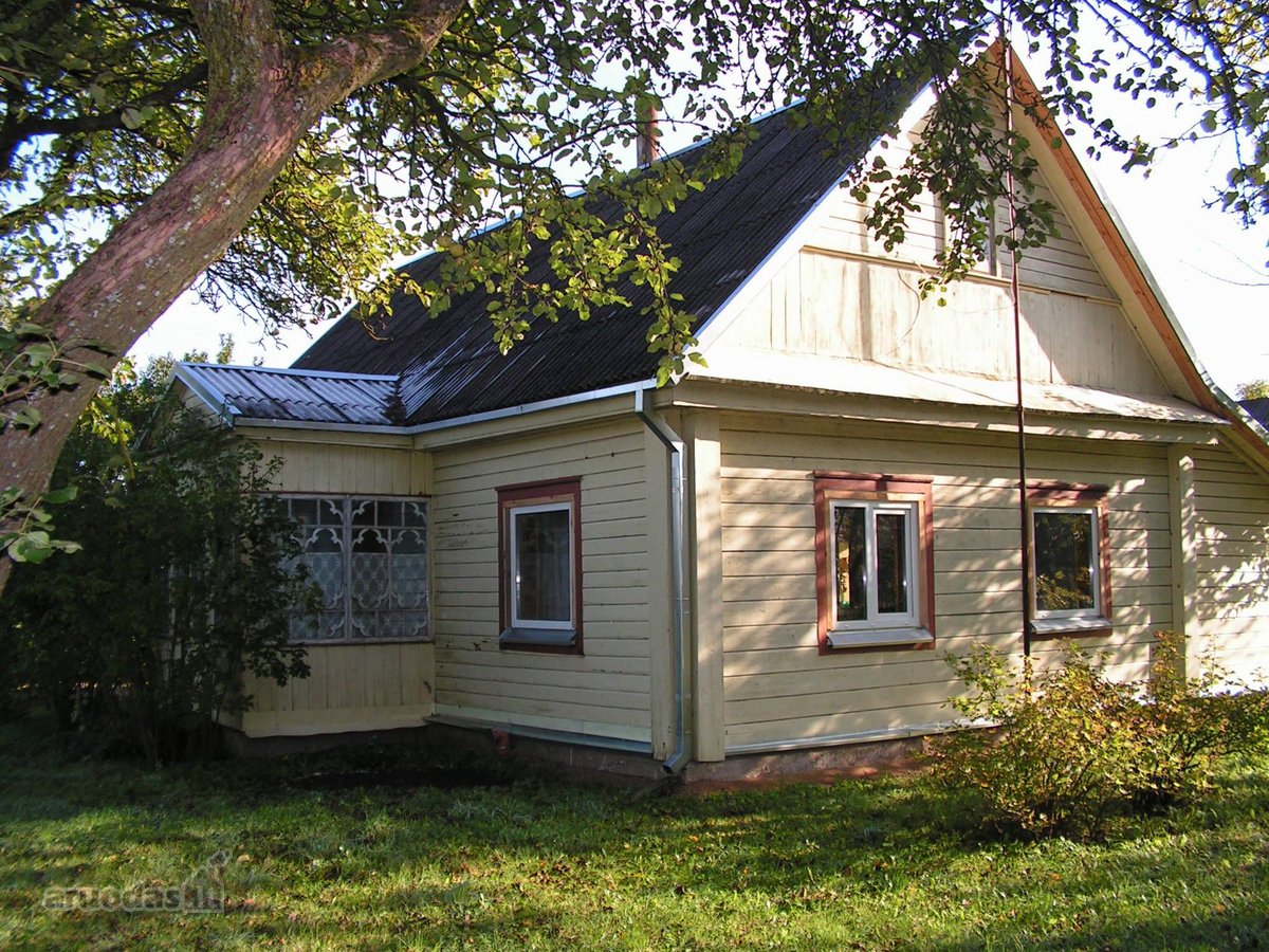 Sodyba trijų kambarių. Yra šulinys iš kurio