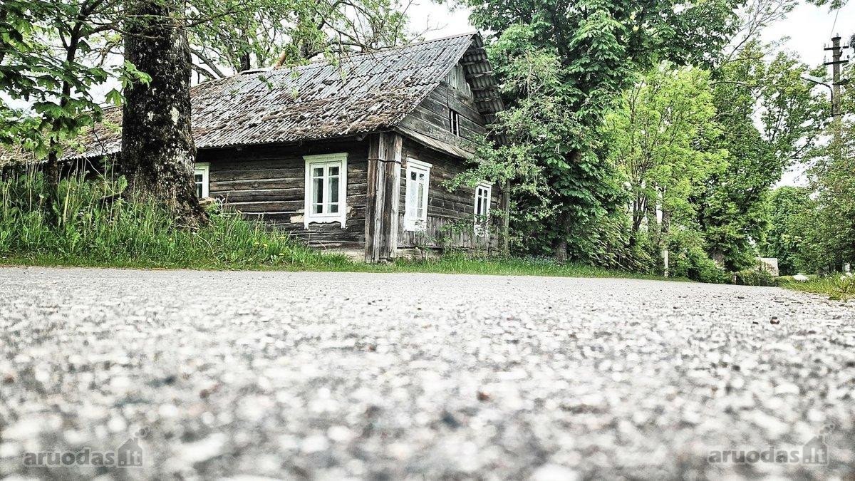 Namas randasi viduryje kaimo,apsuptas - nuotraukos Nr. 2