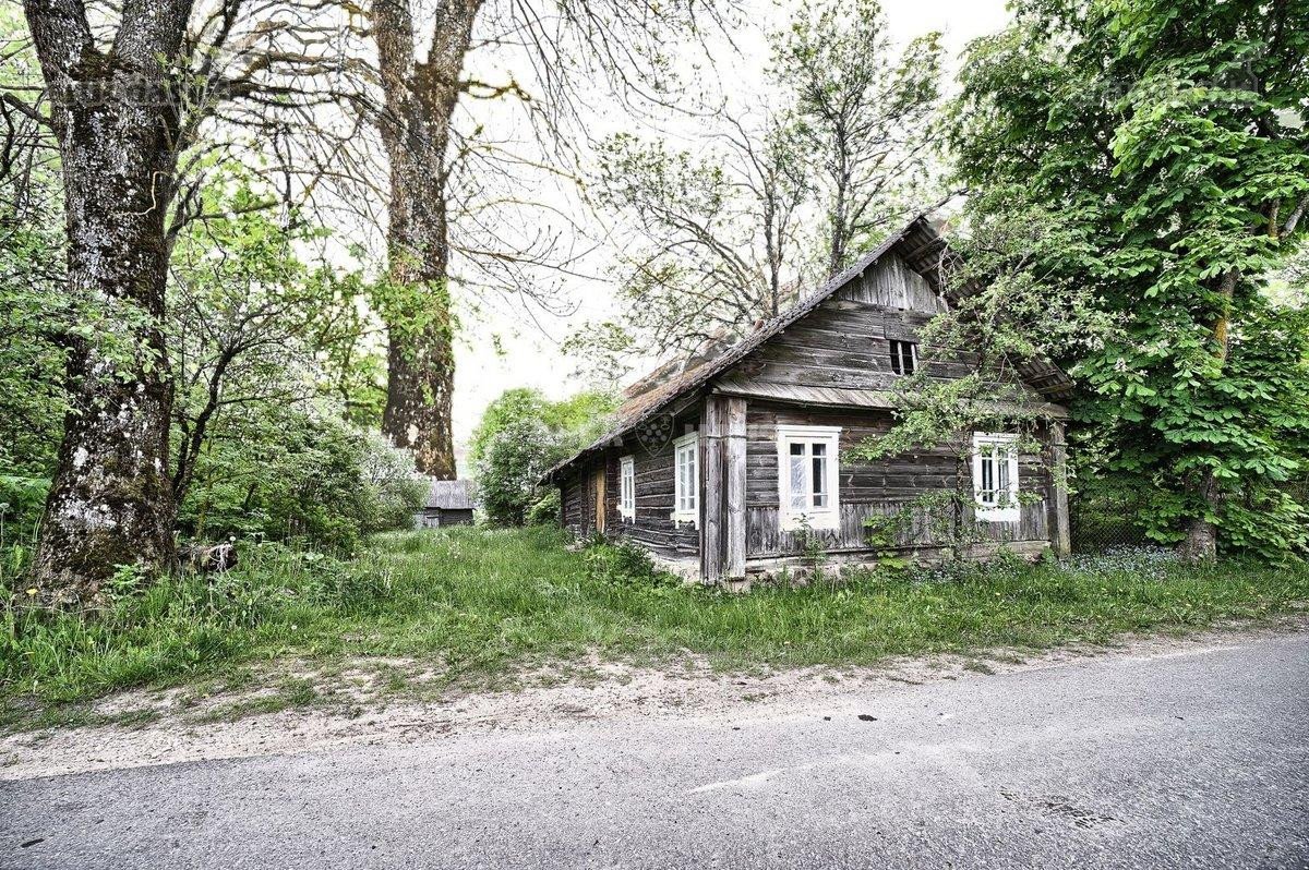 Namas randasi viduryje kaimo,apsuptas - nuotraukos Nr. 5