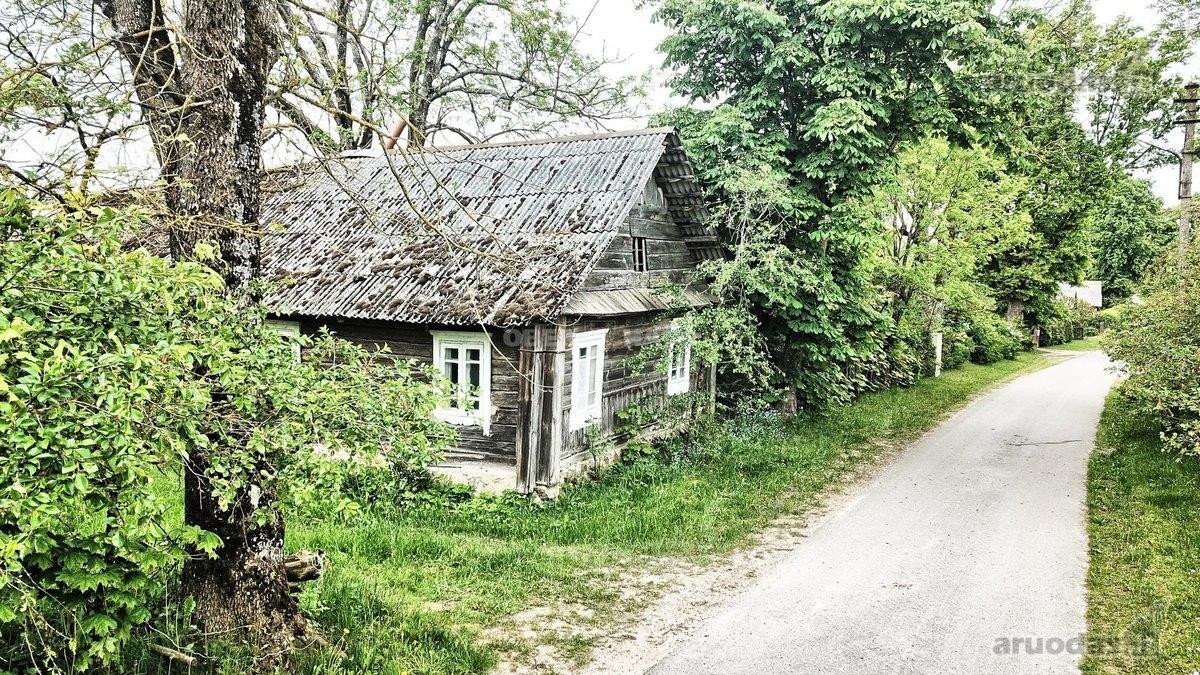 Namas randasi viduryje kaimo,apsuptas - nuotraukos Nr. 8