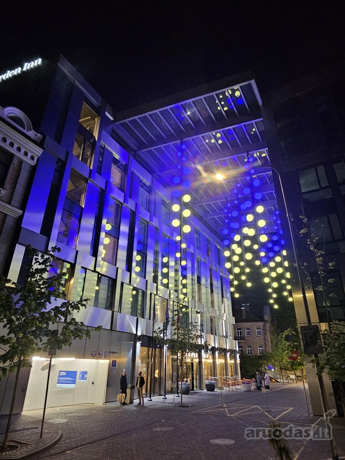 Yra kelios parkavimo vietos, nuoma po Hilton