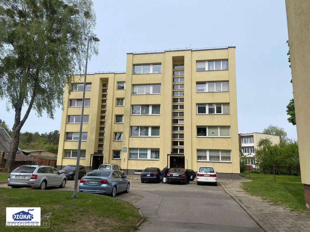 Parduodama 4 kambarių 1/2 buto dalis.