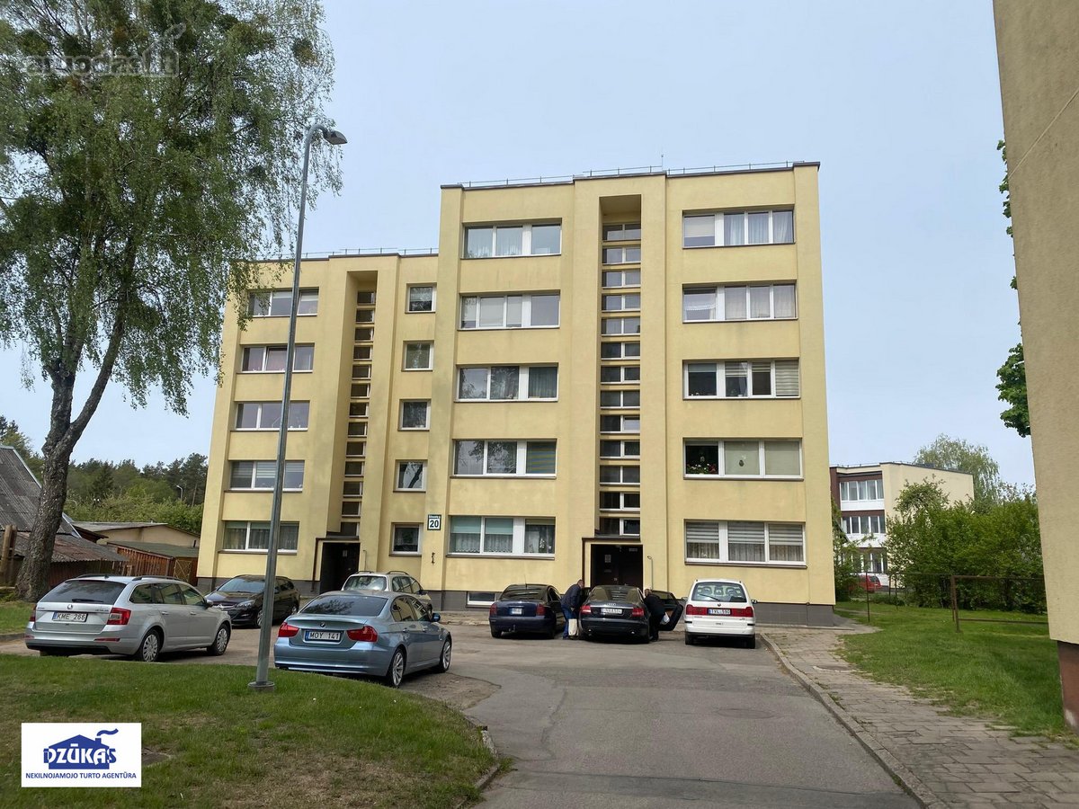 Išnuomojama 4 kambarių 1/2 buto dalis.
