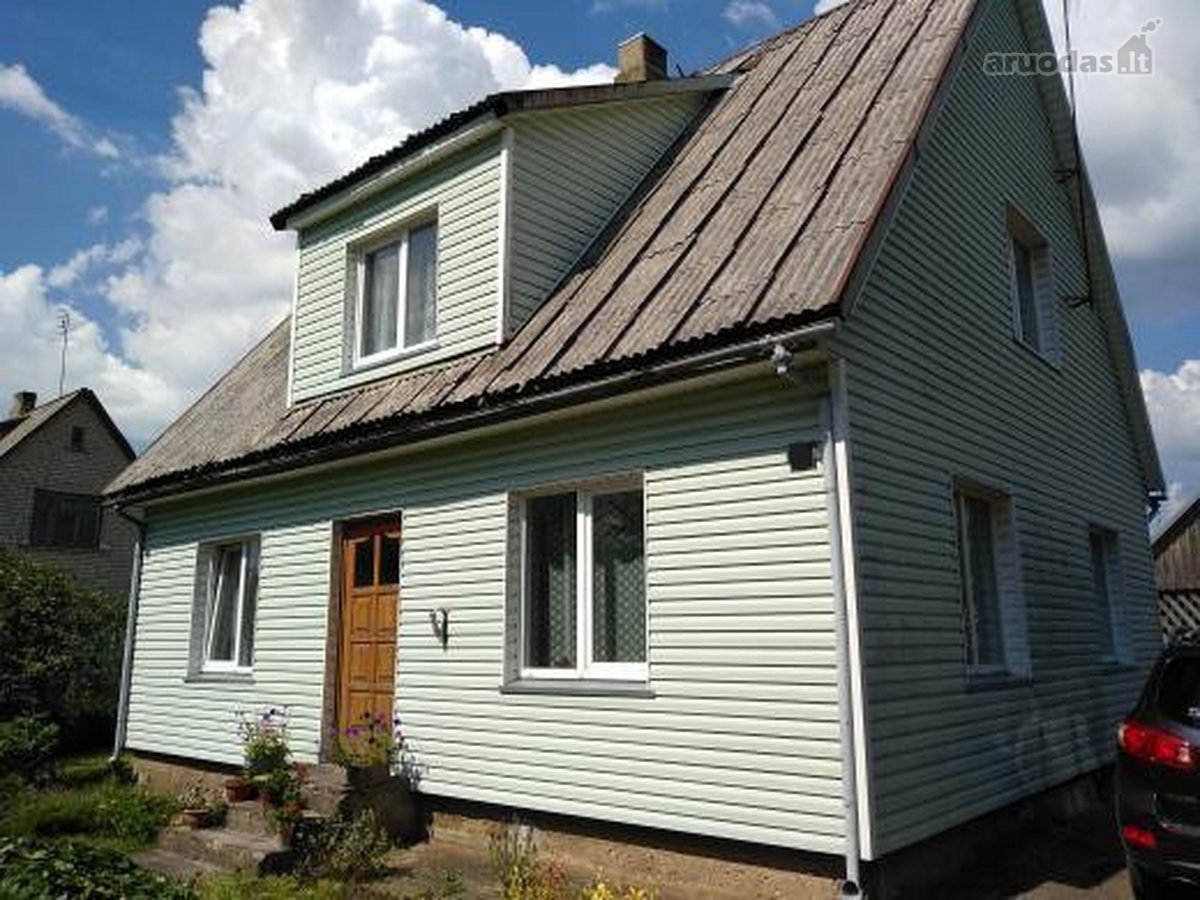Parduodamas dviejų aukštų gyvenamas namas