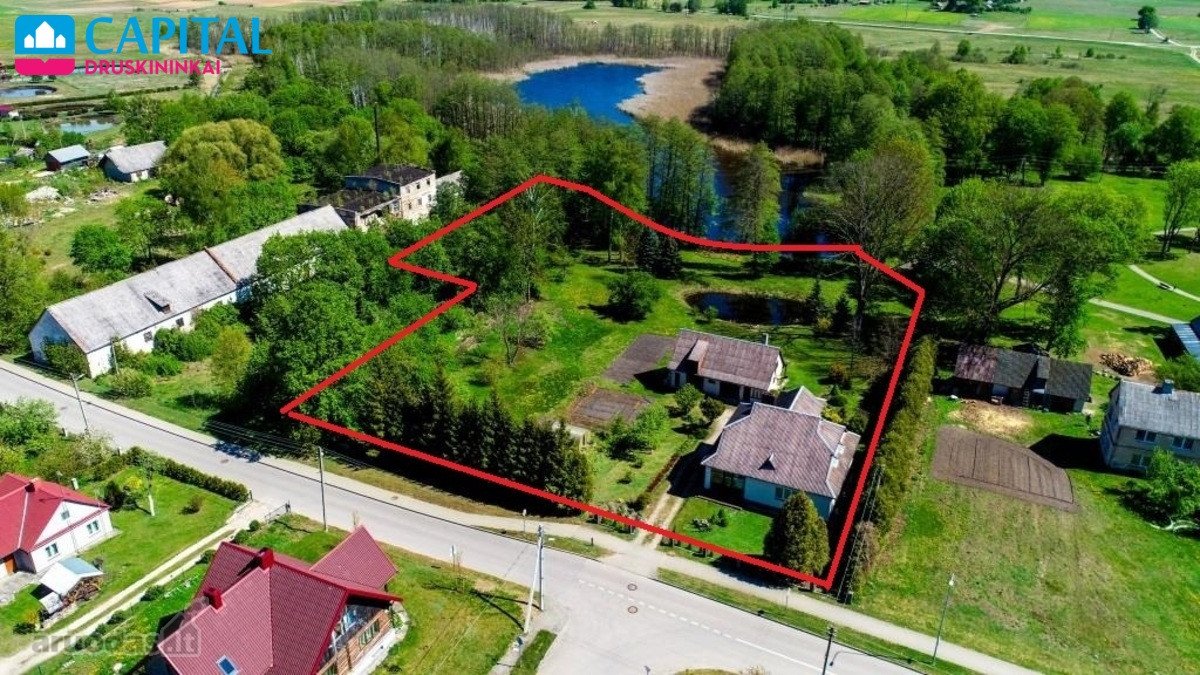 Namas greta Leipalingio dvaro su ežero