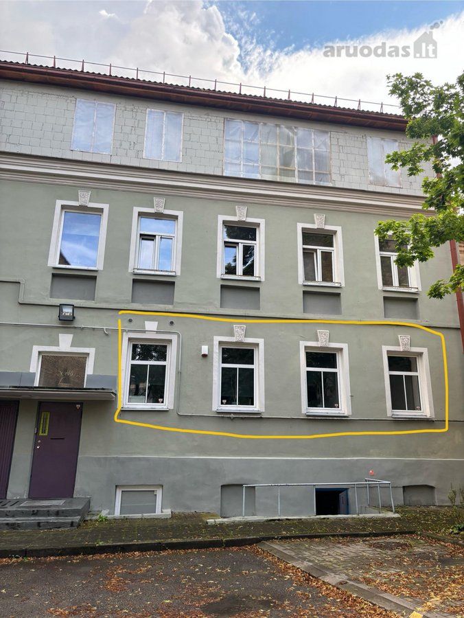 Šalia svetainės, kuri sujungta su virtuve,