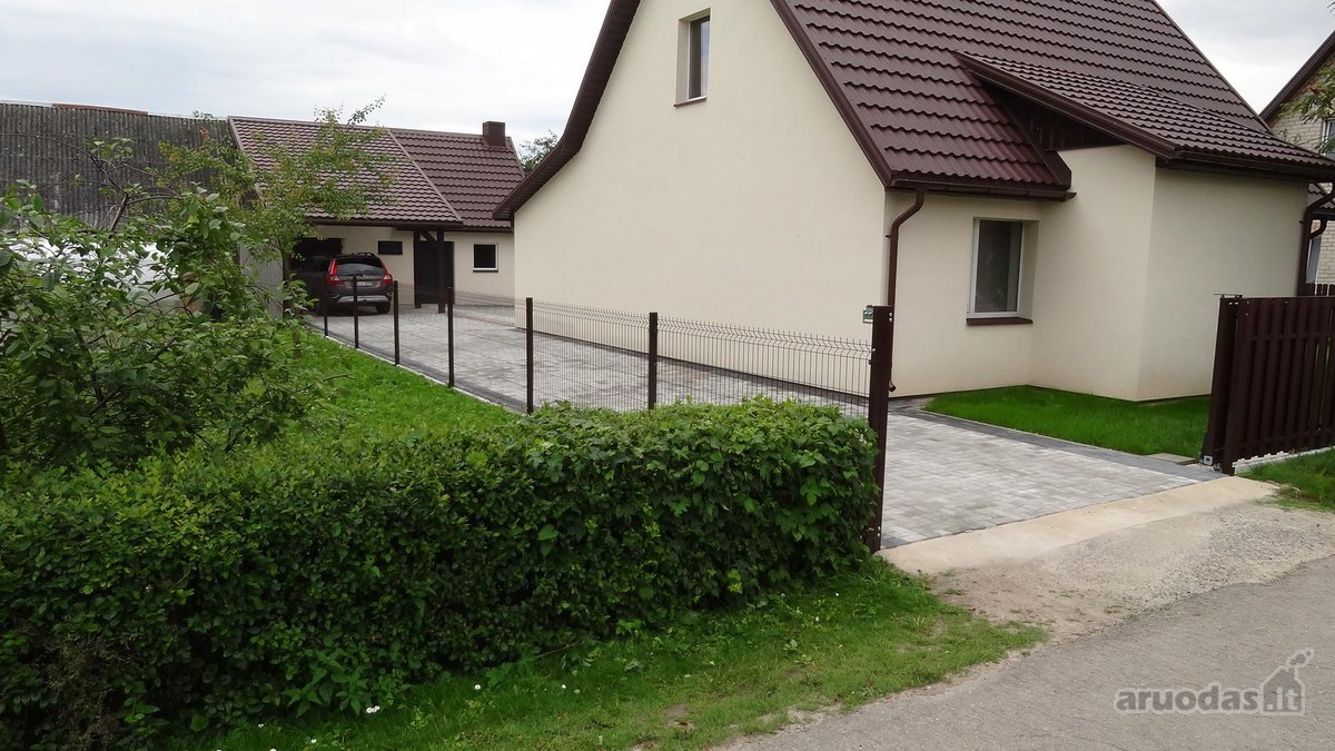 Namas renovuotas iš lauko. Plastikiniai