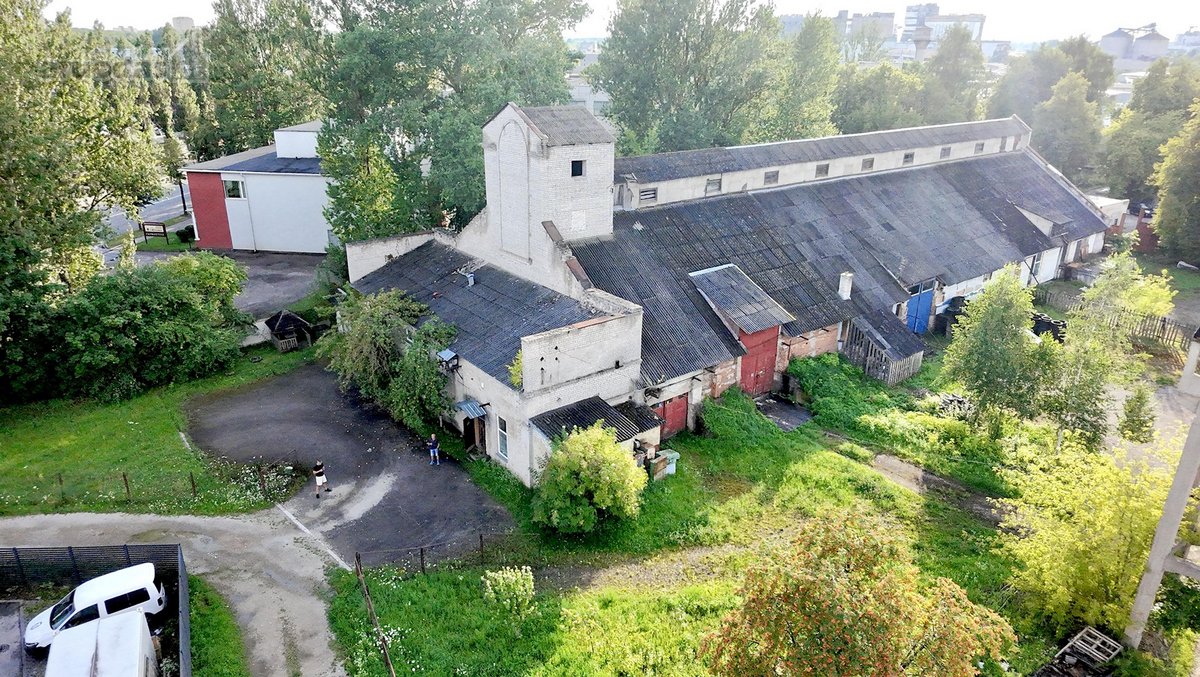 Yra vandentiekis, kanalizacija. Įvesta