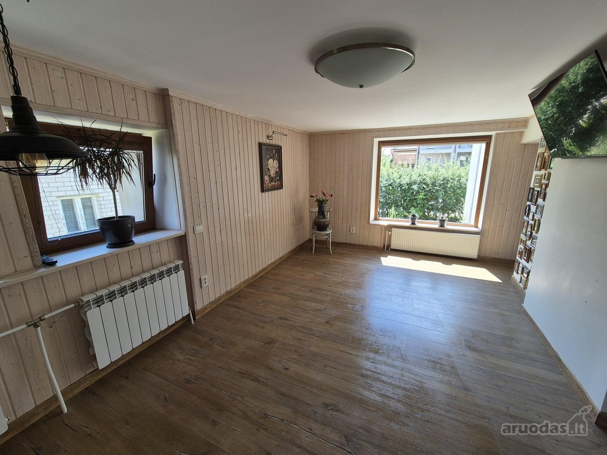 Už buto kainą parduodama namo dalis labai