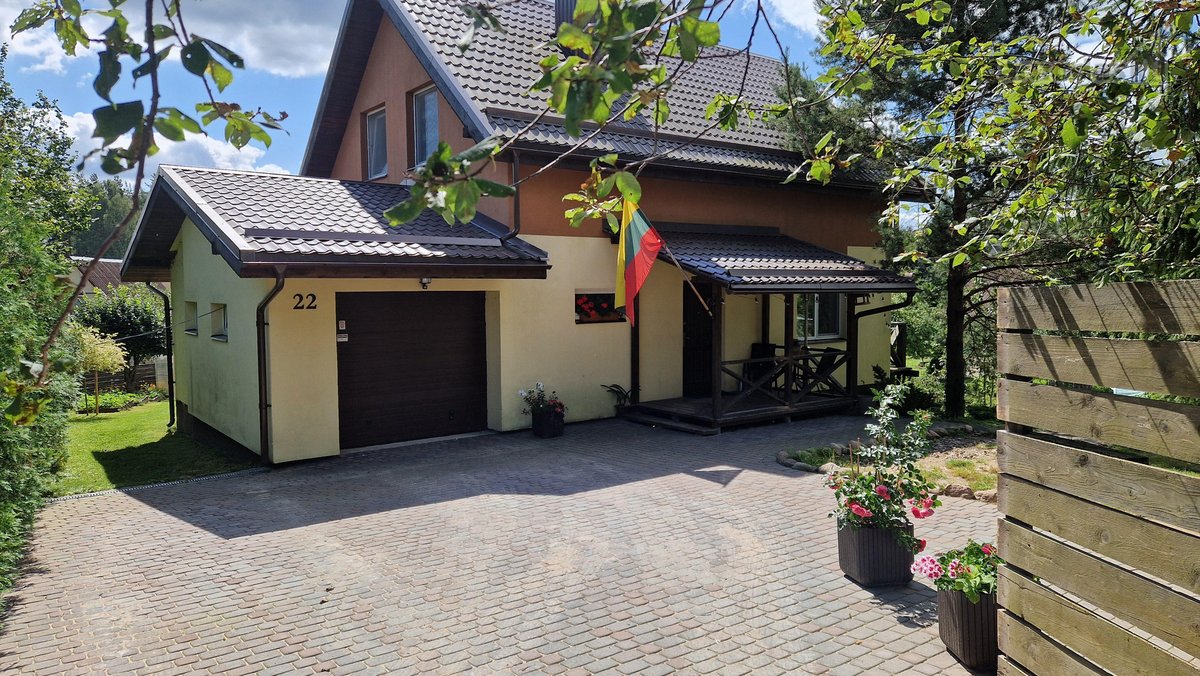 Vilniaus rajone, Bratoniškių kaime, šalia