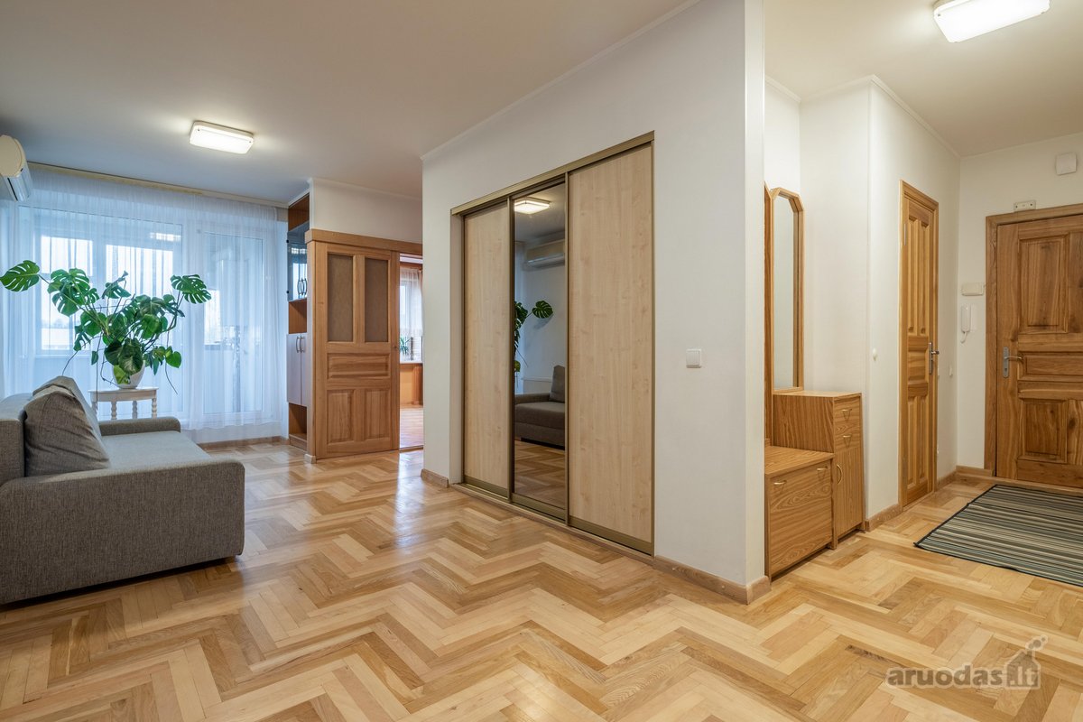 Parduodamas erdvus 3 kambarių butas Palangoje