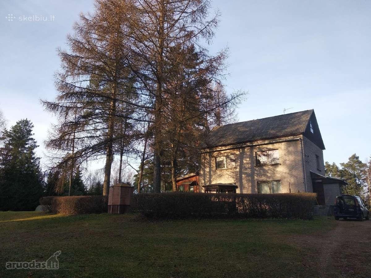 Parduodamas 1 kambario butas su žeme ramioje