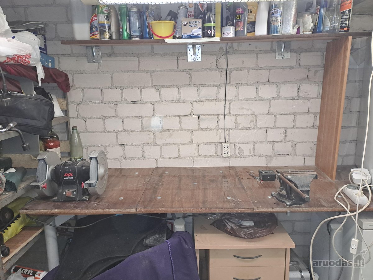 Garažas sausas medinis grindis,lentynos