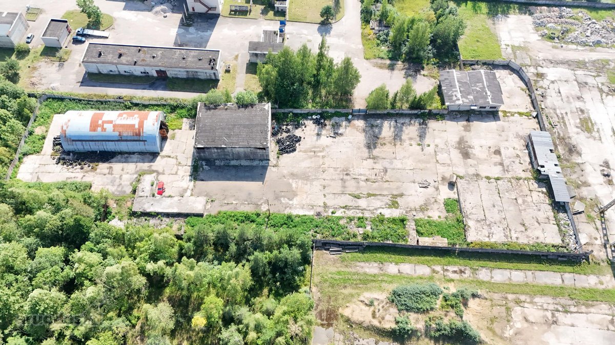 Išnuomojama betonuota aikštelė su pastatais