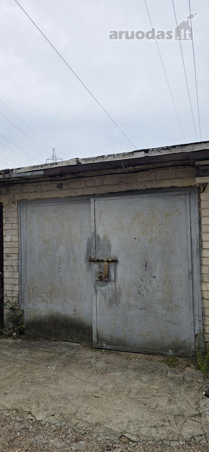 Sausas, tvarkingas garažas aptvertoje