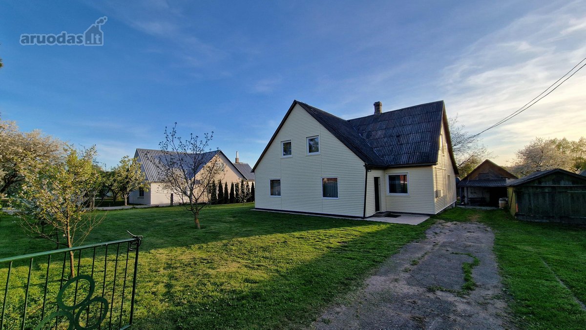 Parduodamas erdvus ir jaukus 2 aukštų namas