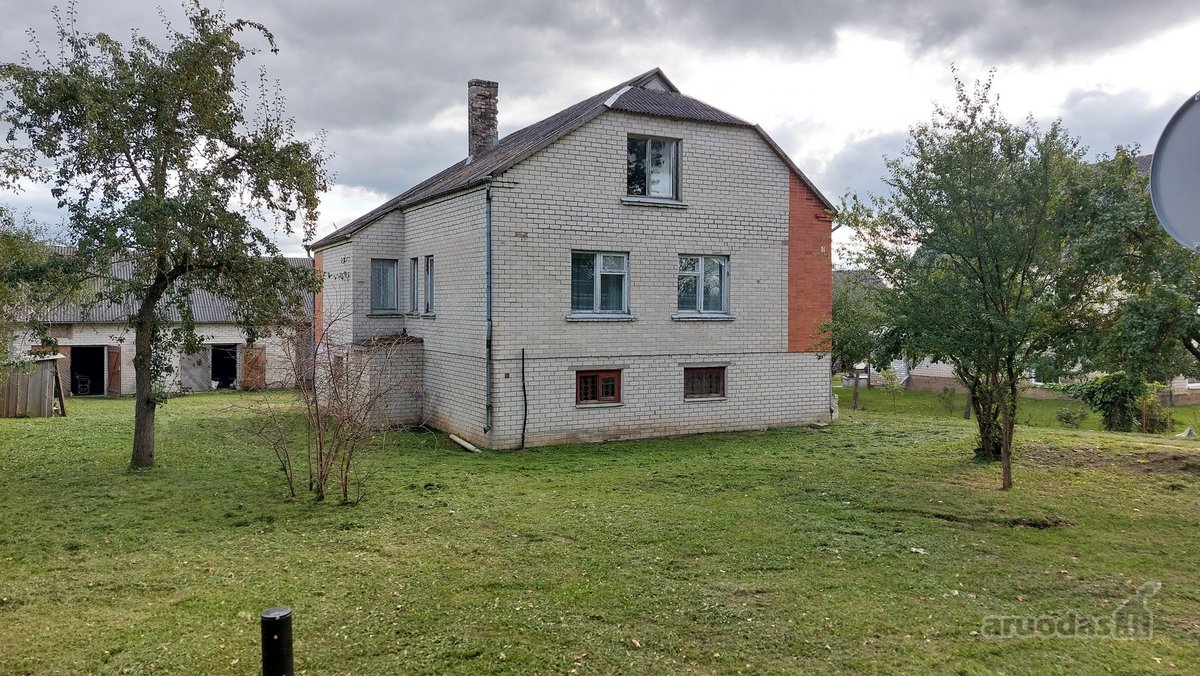 Parduodamas 0,5 h.sklypas su gyvenamu namu ir