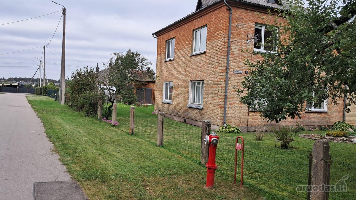 Parduodamas pirmas aukštas dvibučiame name