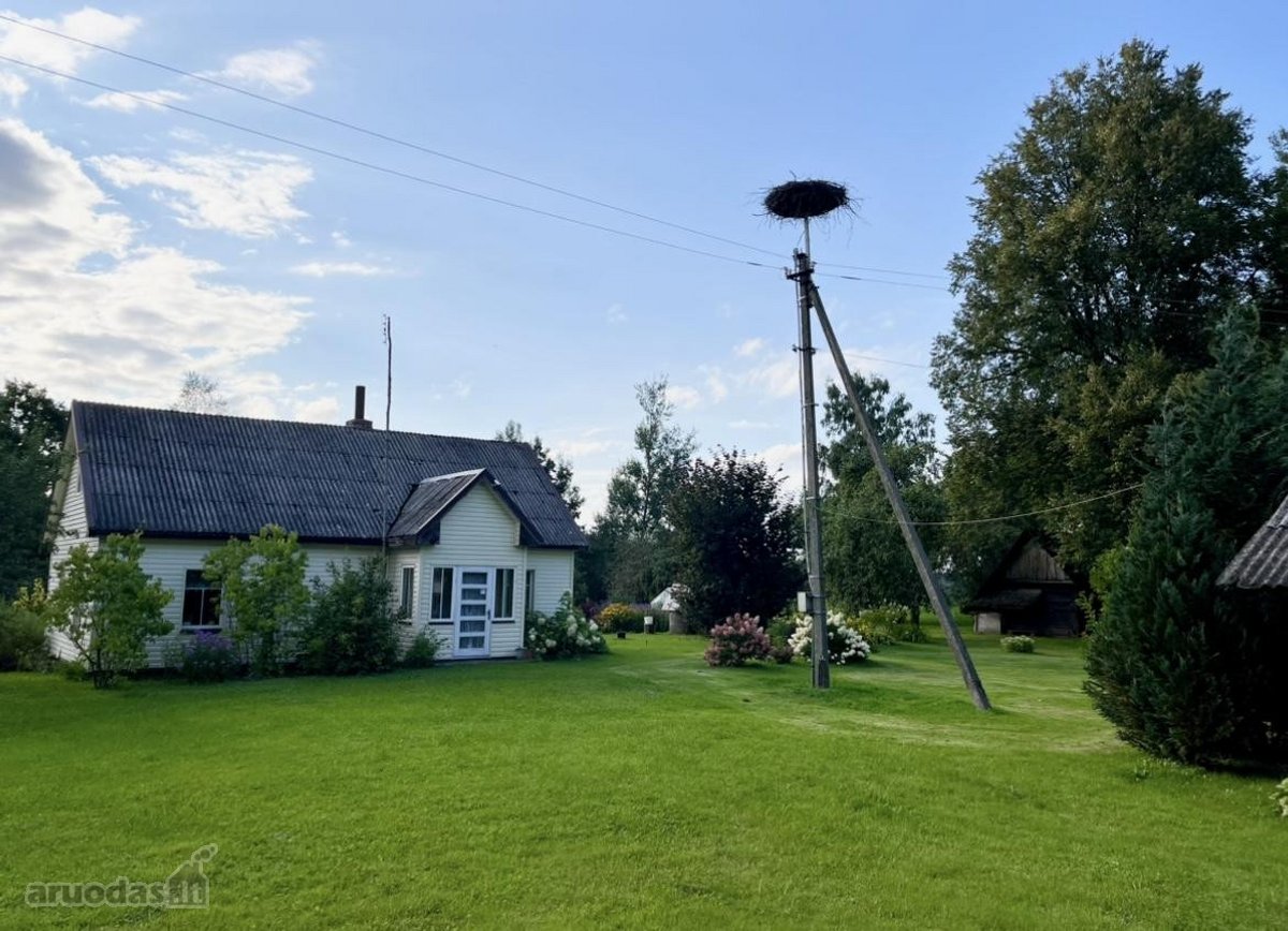 Parduodama sodyba vienkiemyje su 4 sklypais