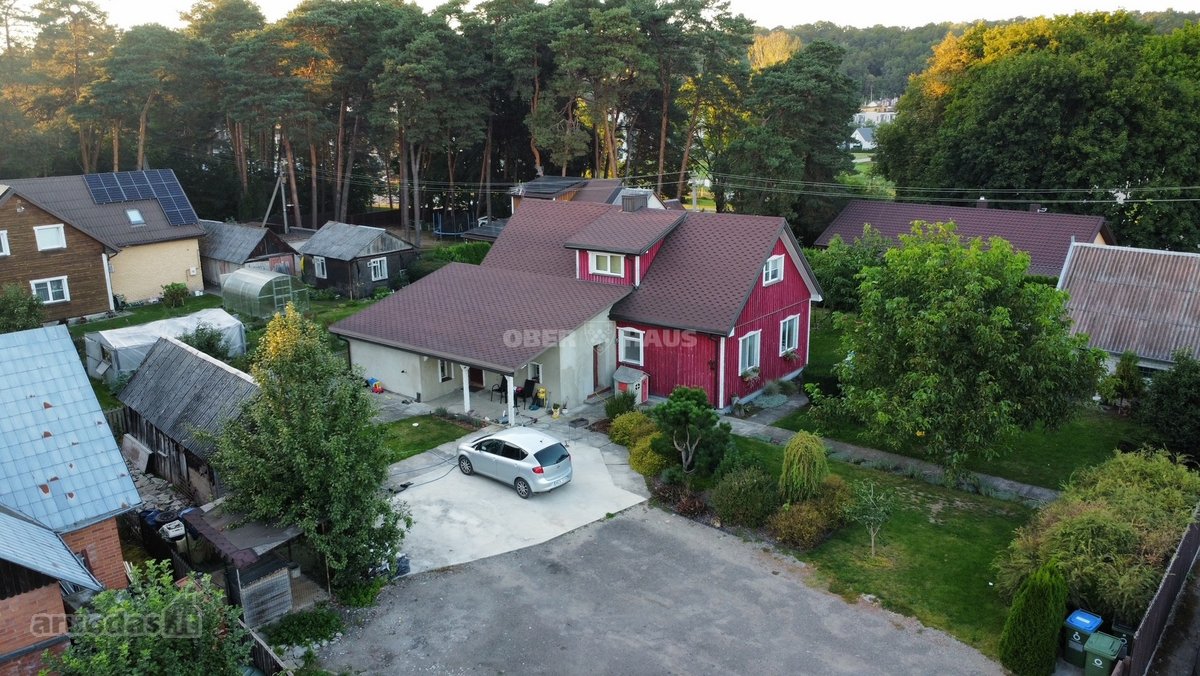 Parduodamas dviejų dalių namas su atskirais
