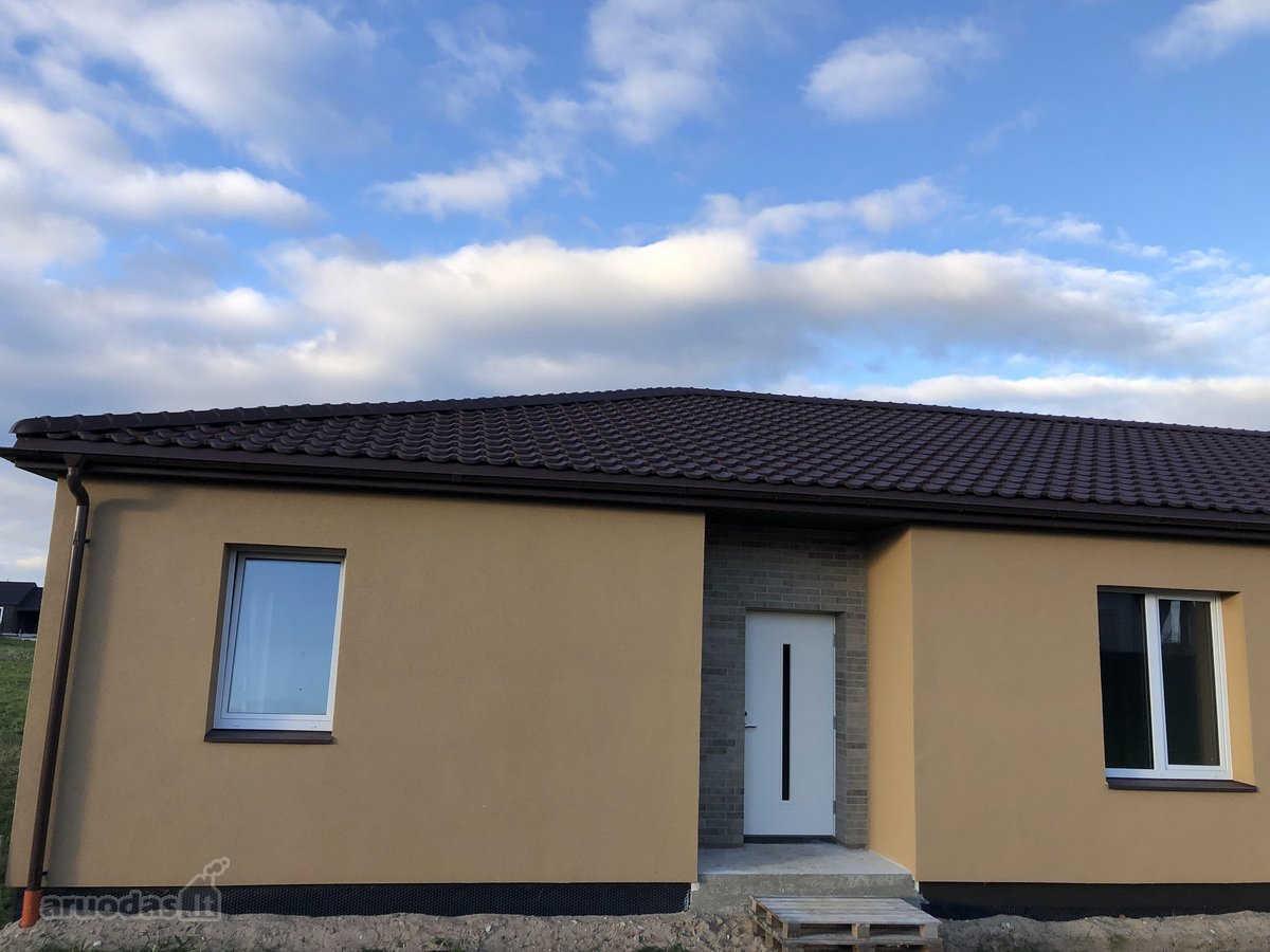 Parduodamas vienas iš dviejų butų naujame