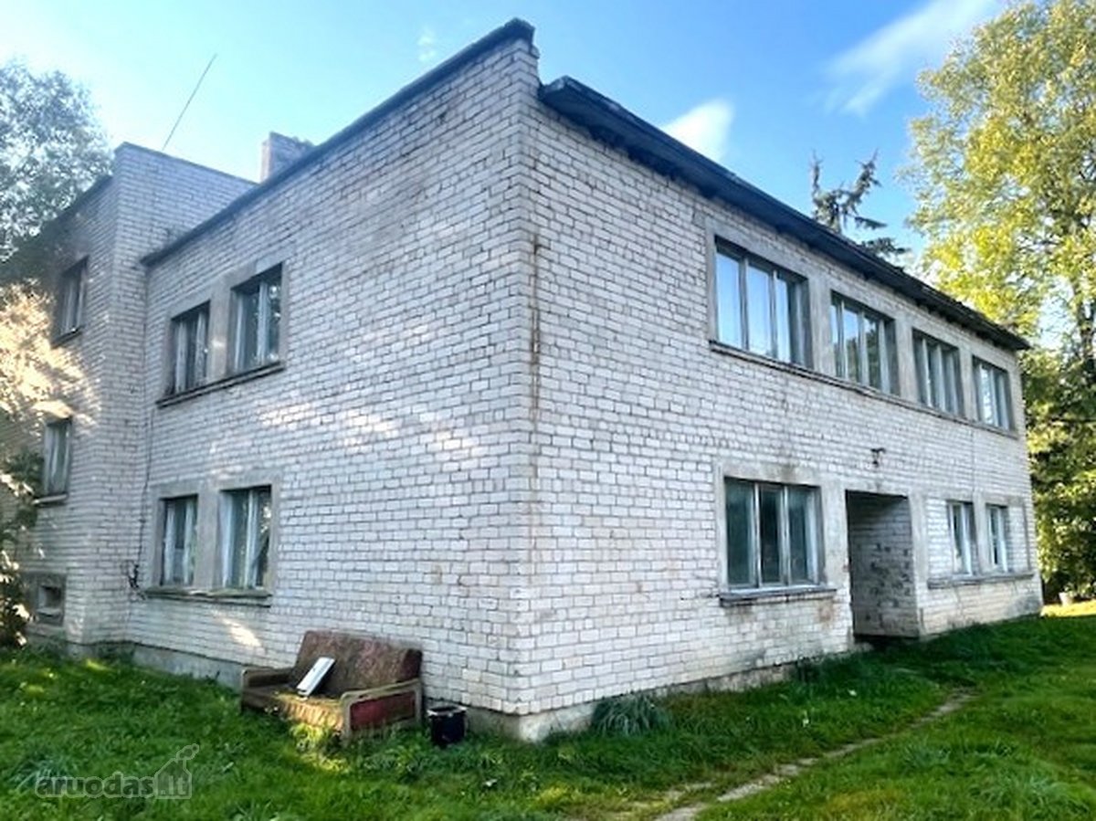 3 kambarių butas su dalimi ūkinio pastato 