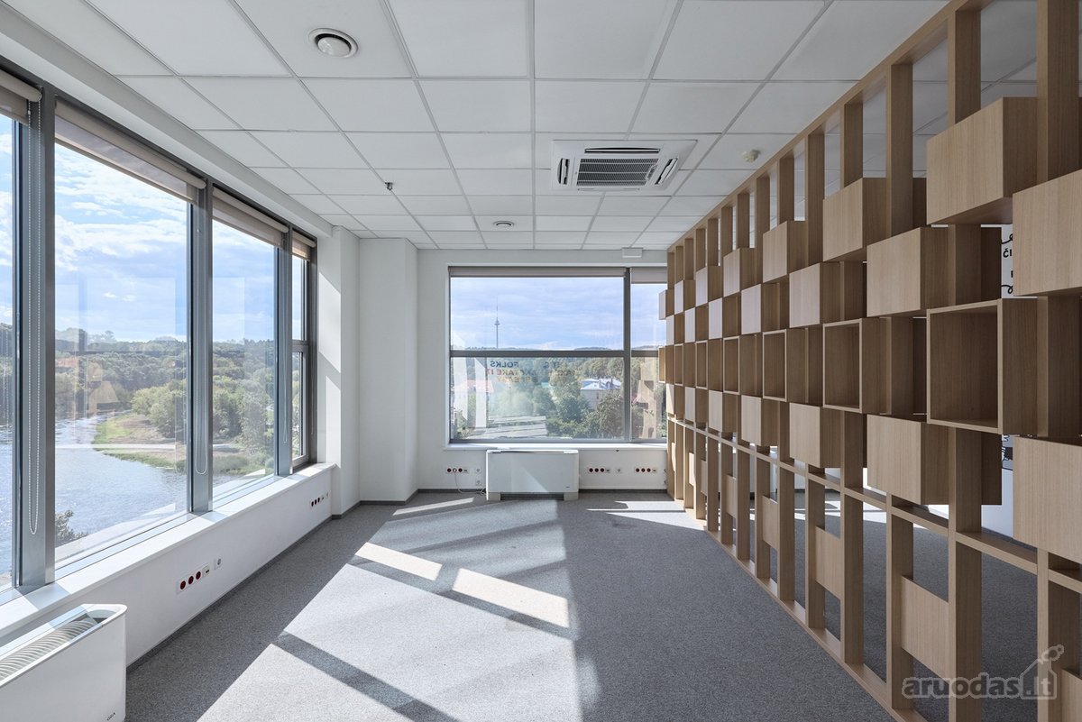 Išnuomojamos 880,76 kv. m. administracinės