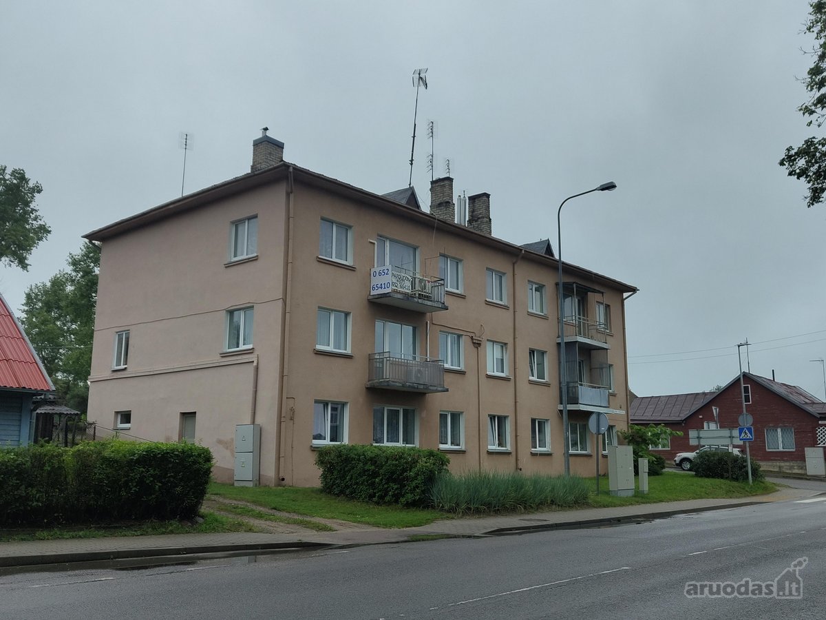 Iš įėjimo (kiemo pusės) butas yra 2 aukšte,