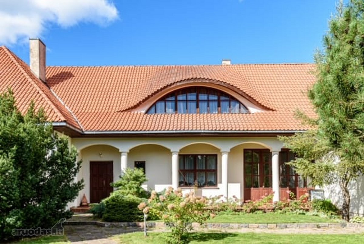 Parduodamas dviejų aukštų su rūsiu mūrinis