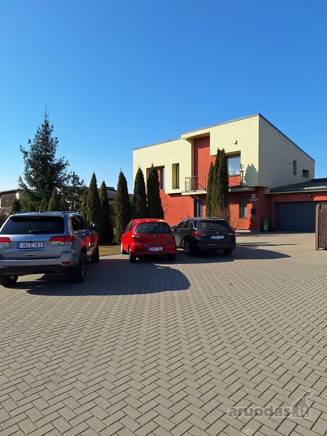 Parduodamas dviejų butų paketas, visas namo