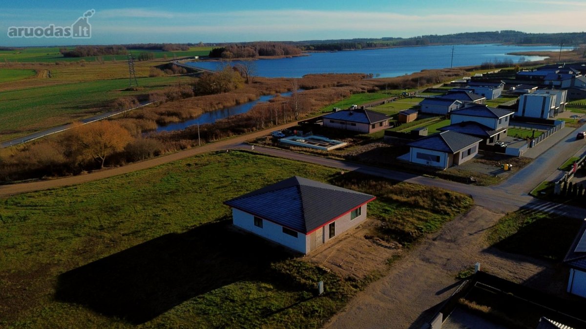Naujai suformuotame gyvenamųjų namų kvartale,