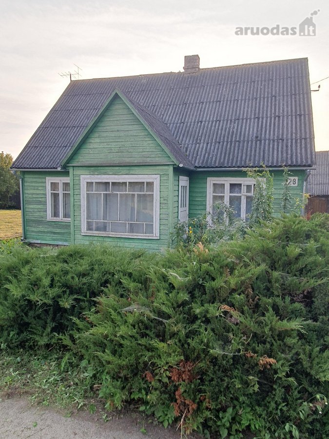 Šalia namo valdos yra galimybė įsigyti 15 arų
