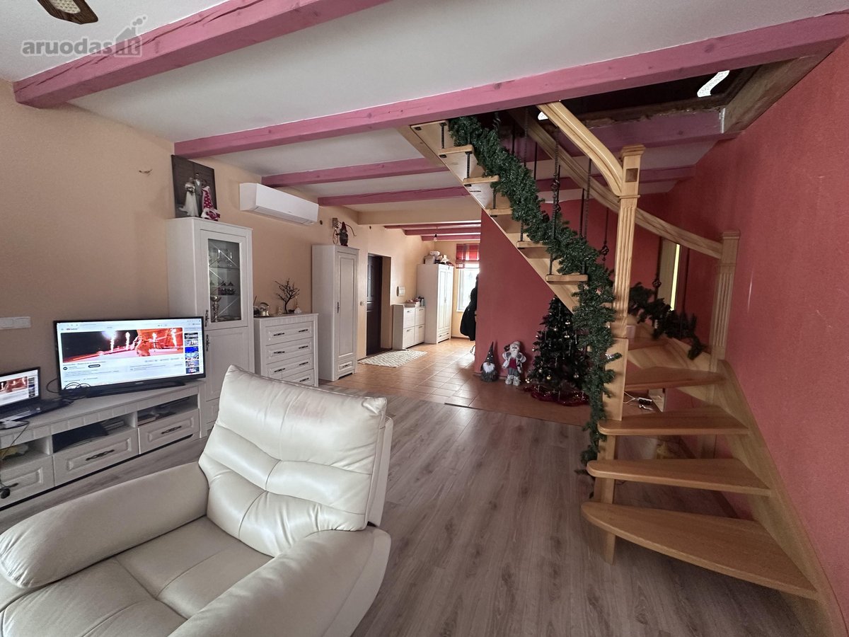 Parduodamas dviejų aukštų namas su visais