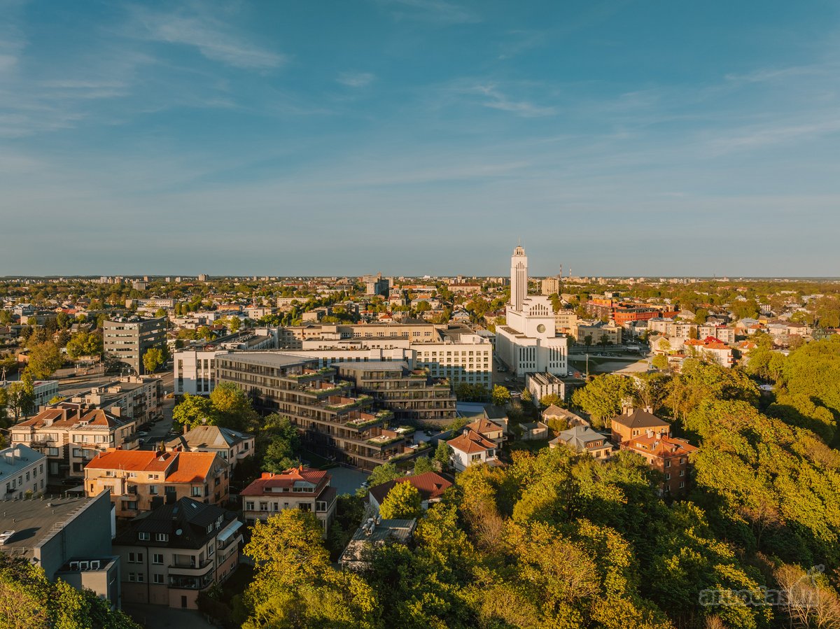 Gyvenimas Žaliakalnio šlaite su miesto panorama
