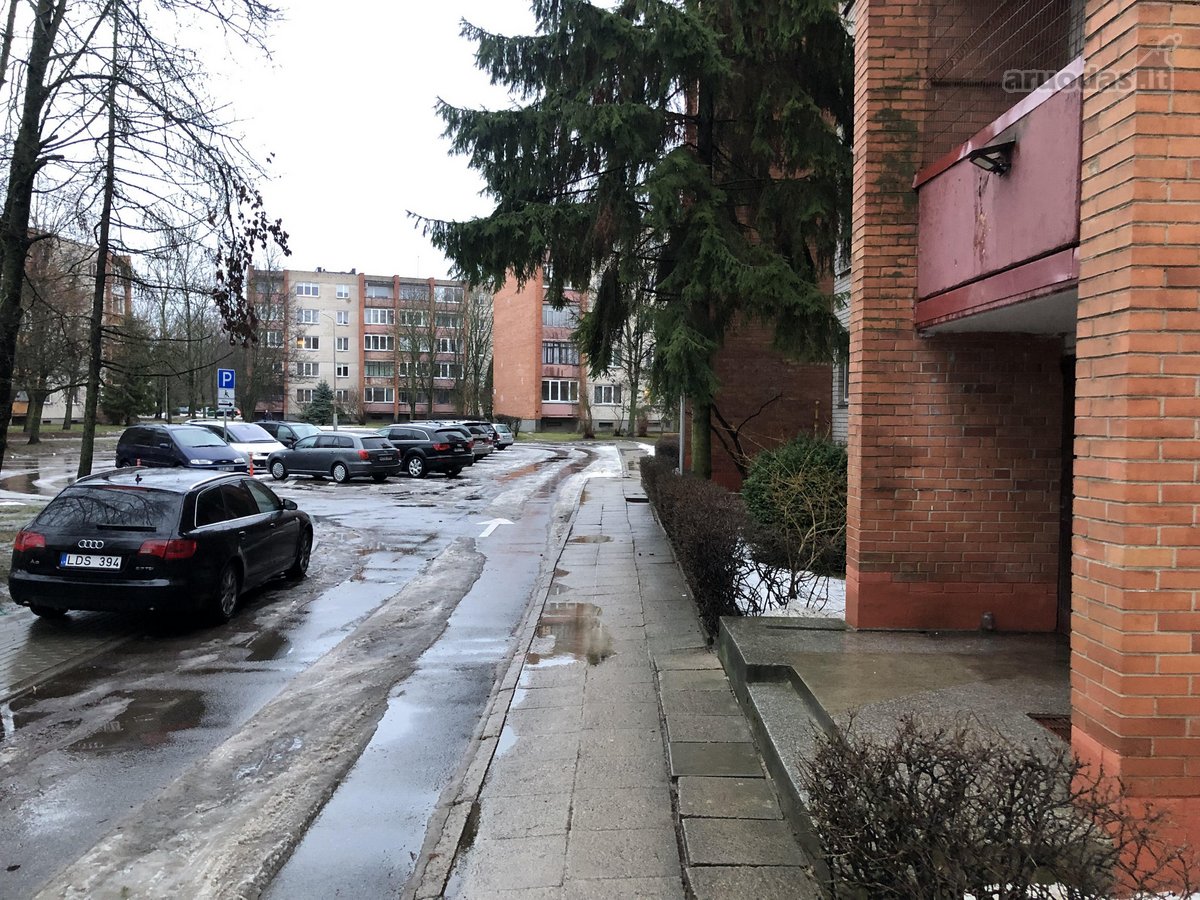Įstiklintas balkonas, medinės grindys; stiklo