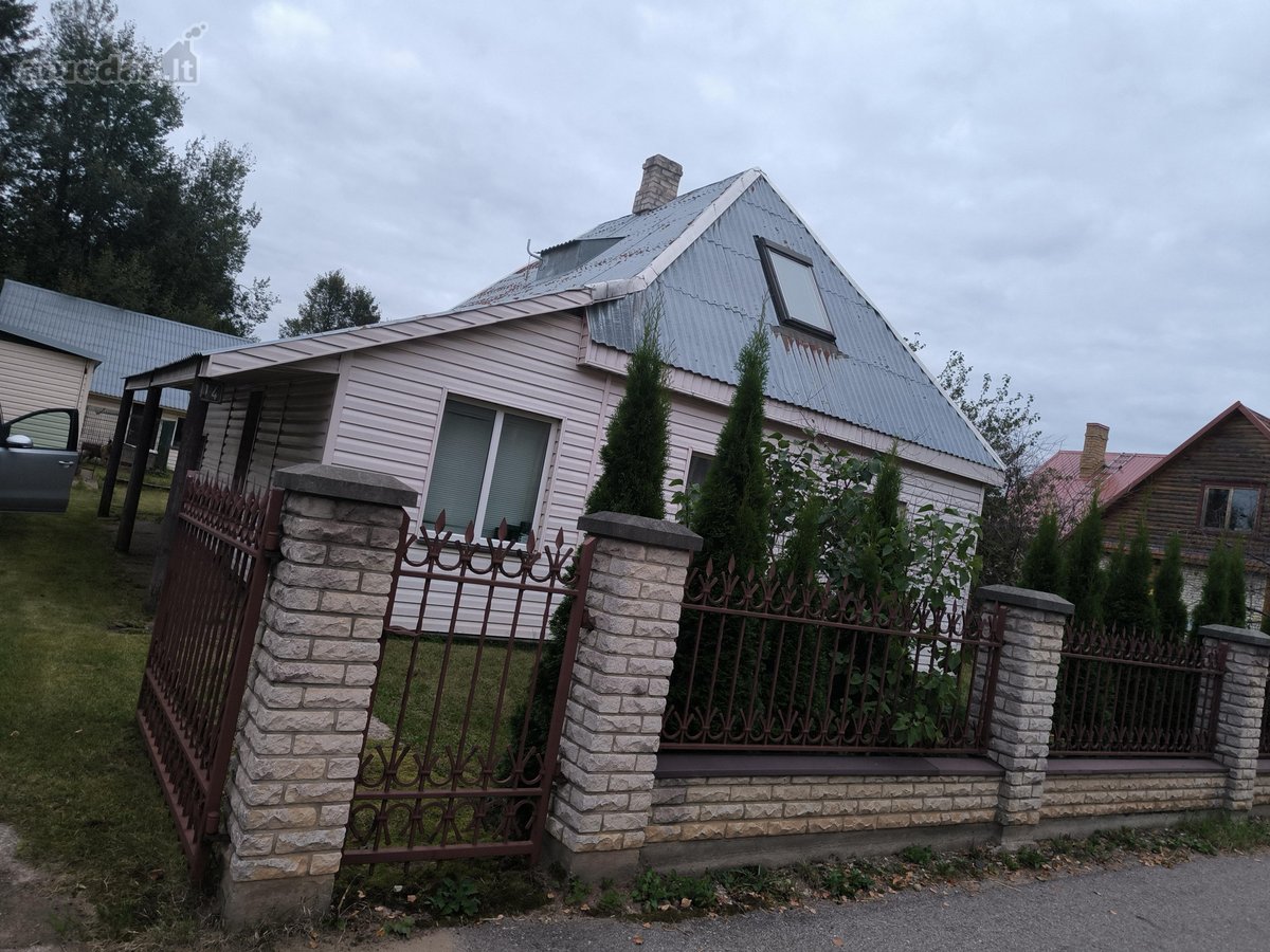 Parduodamam 9 arų žemės sklype stovi namas,
