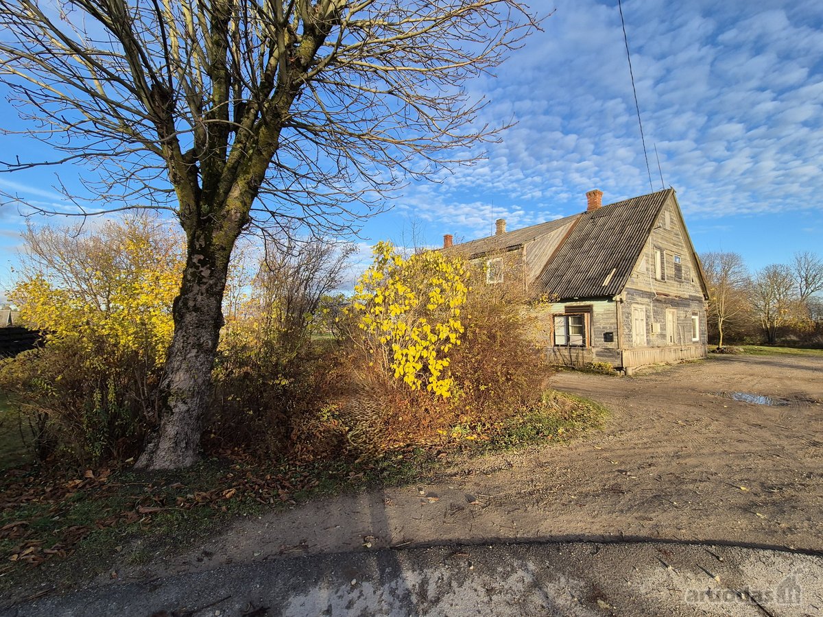 Dalis namų valdos su dalimi žemės sklypo