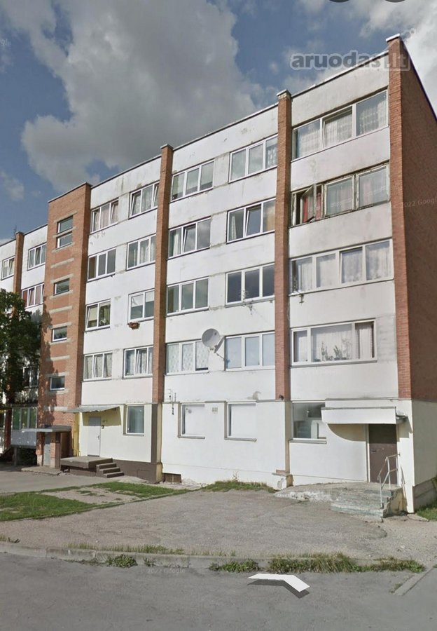 Parduodamas butas stiklo gatveje.kanalizacija