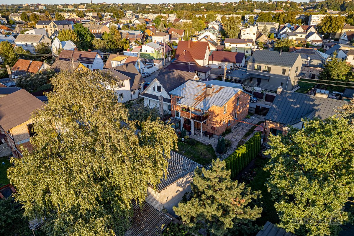 Parduodama erdvi namo dalis su nuosavu kiemu