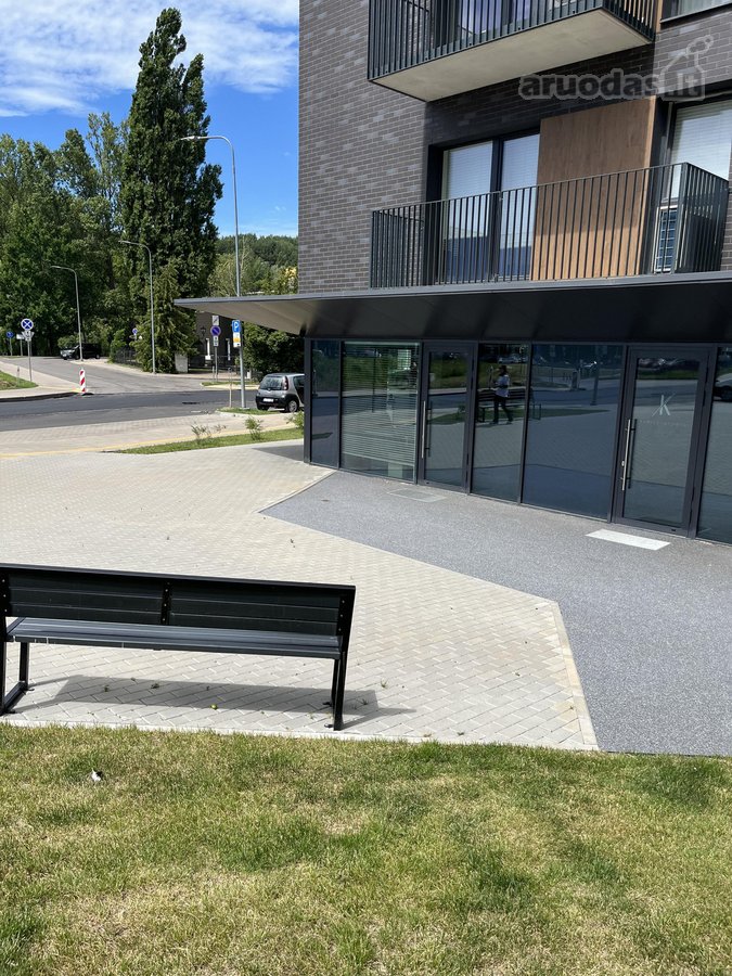 Prie pagrindines kelio ieijmas, salonas is
